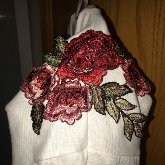 Crop white short sleeve with roses on shoulders - Picture 2 of 2